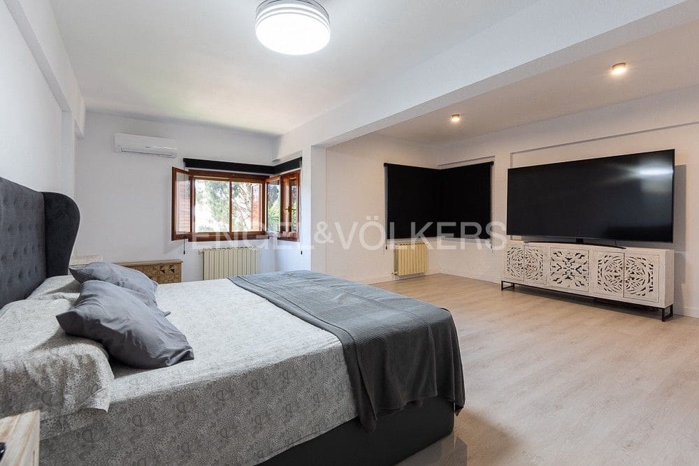 6 bedroom Villa for sale in Paterna with pool garage - € 1,290,000 (Ref: 9080448)