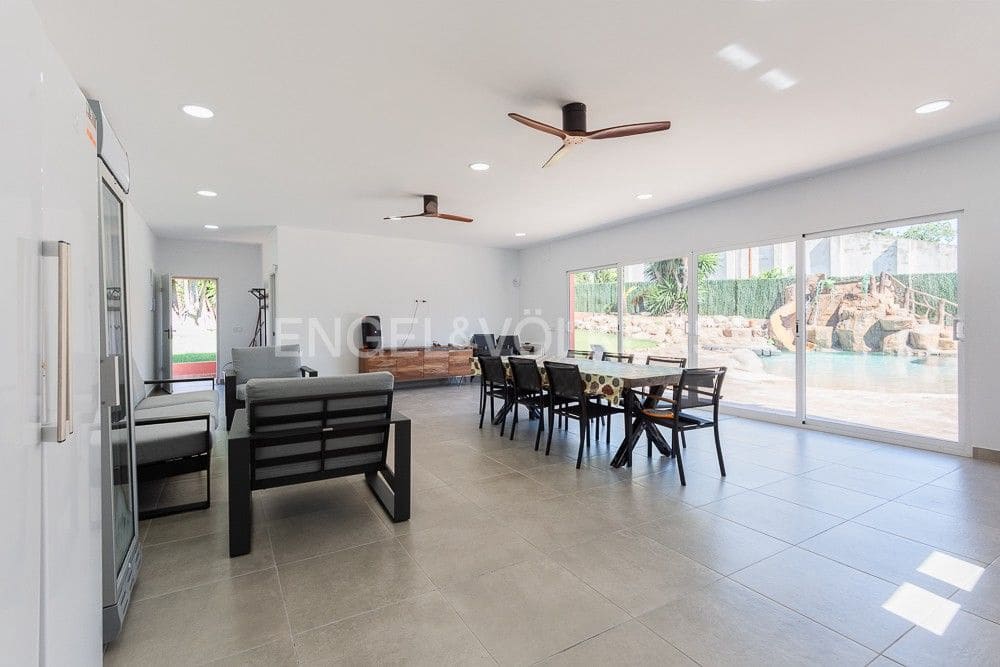 6 bedroom Villa for sale in Paterna with pool garage - € 1,290,000 (Ref: 9080448)