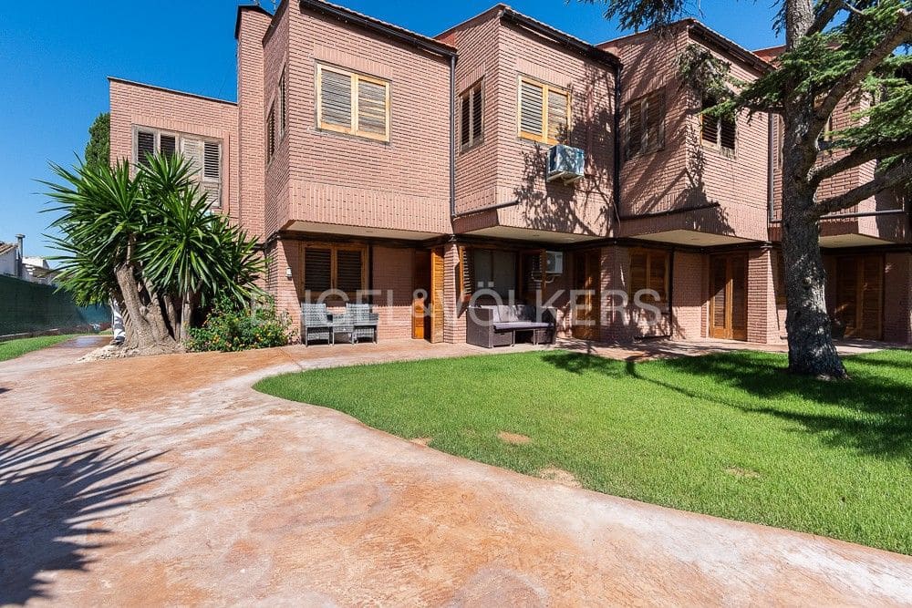 6 bedroom Villa for sale in Paterna with pool garage - € 1,290,000 (Ref: 9080448)