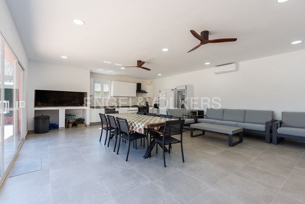 6 bedroom Villa for sale in Paterna with pool garage - € 1,290,000 (Ref: 9080448)