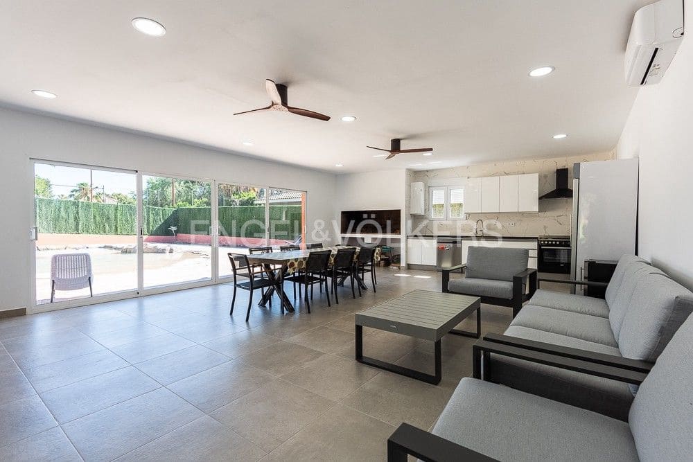 6 bedroom Villa for sale in Paterna with pool garage - € 1,290,000 (Ref: 9080448)