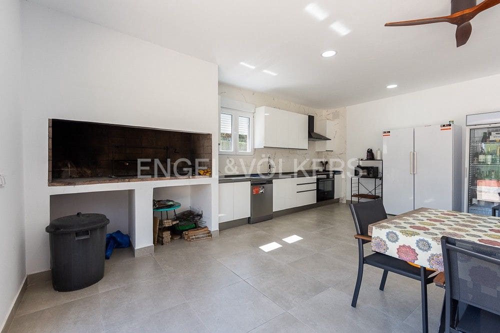 6 bedroom Villa for sale in Paterna with pool garage - € 1,290,000 (Ref: 9080448)