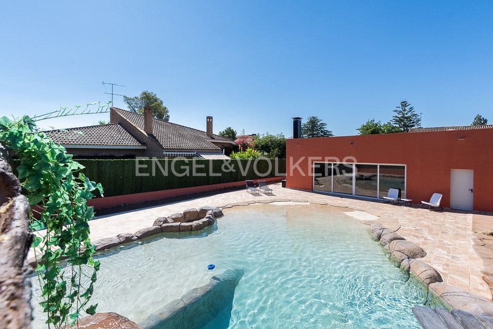 6 bedroom Villa for sale in Paterna with pool garage - € 1,290,000 (Ref: 9080448)