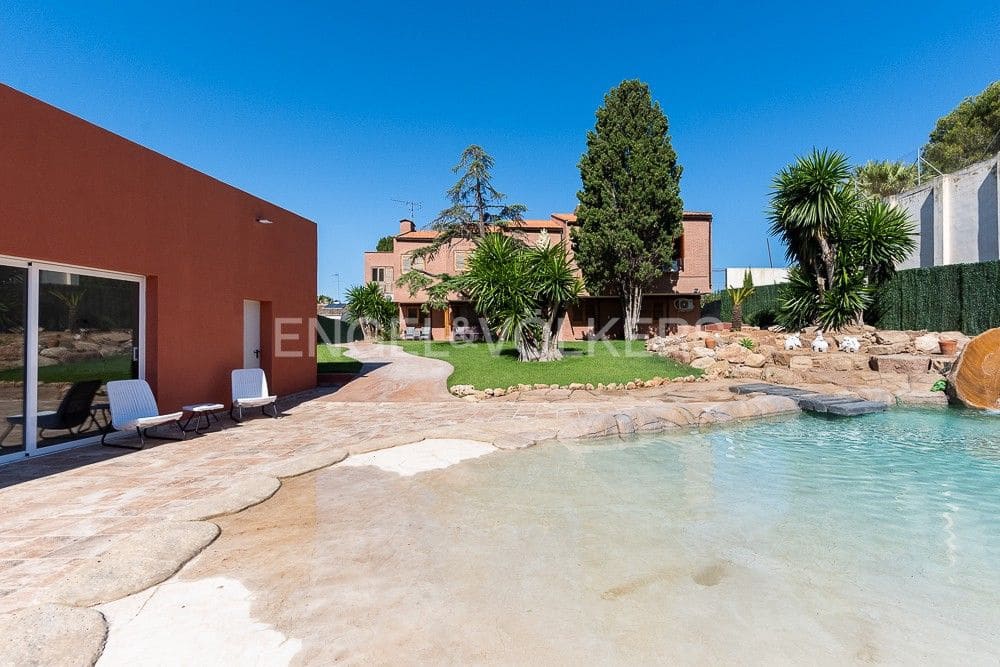 6 bedroom Villa for sale in Paterna with pool garage - € 1,290,000 (Ref: 9080448)