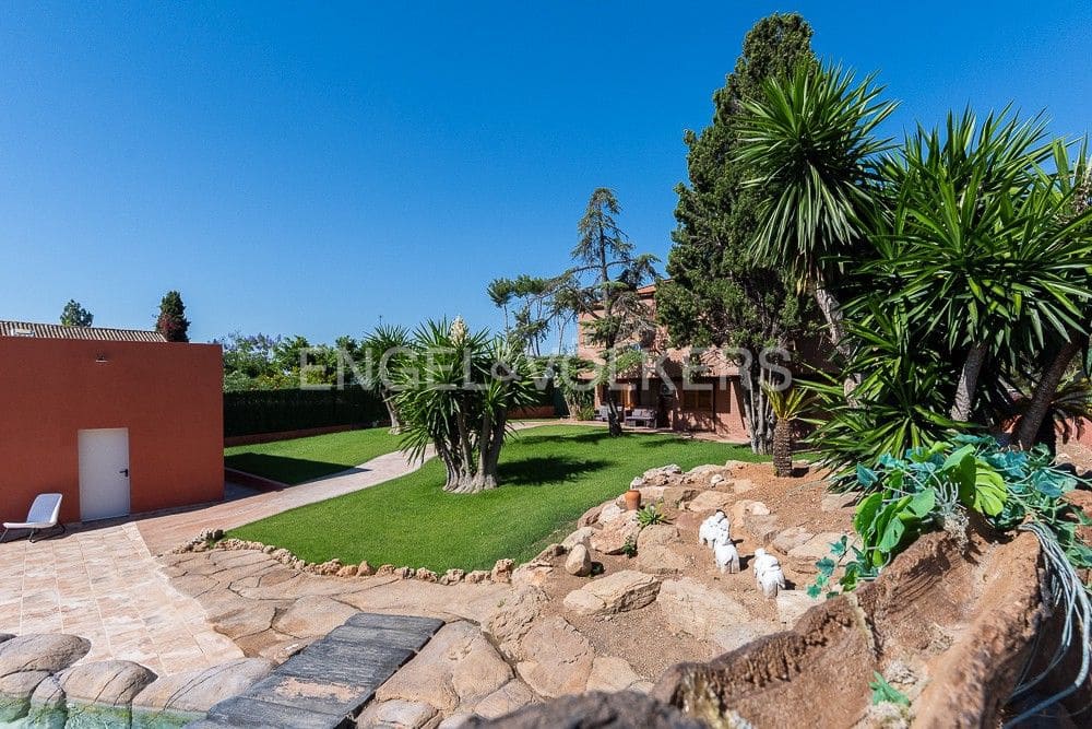 6 bedroom Villa for sale in Paterna with pool garage - € 1,290,000 (Ref: 9080448)