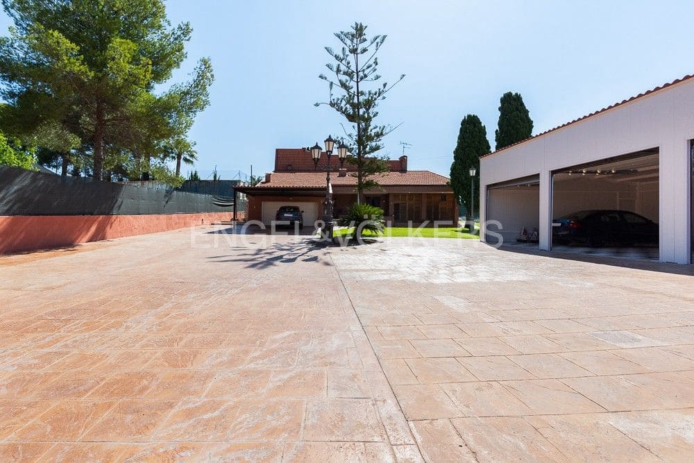 6 bedroom Villa for sale in Paterna with pool garage - € 1,290,000 (Ref: 9080448)
