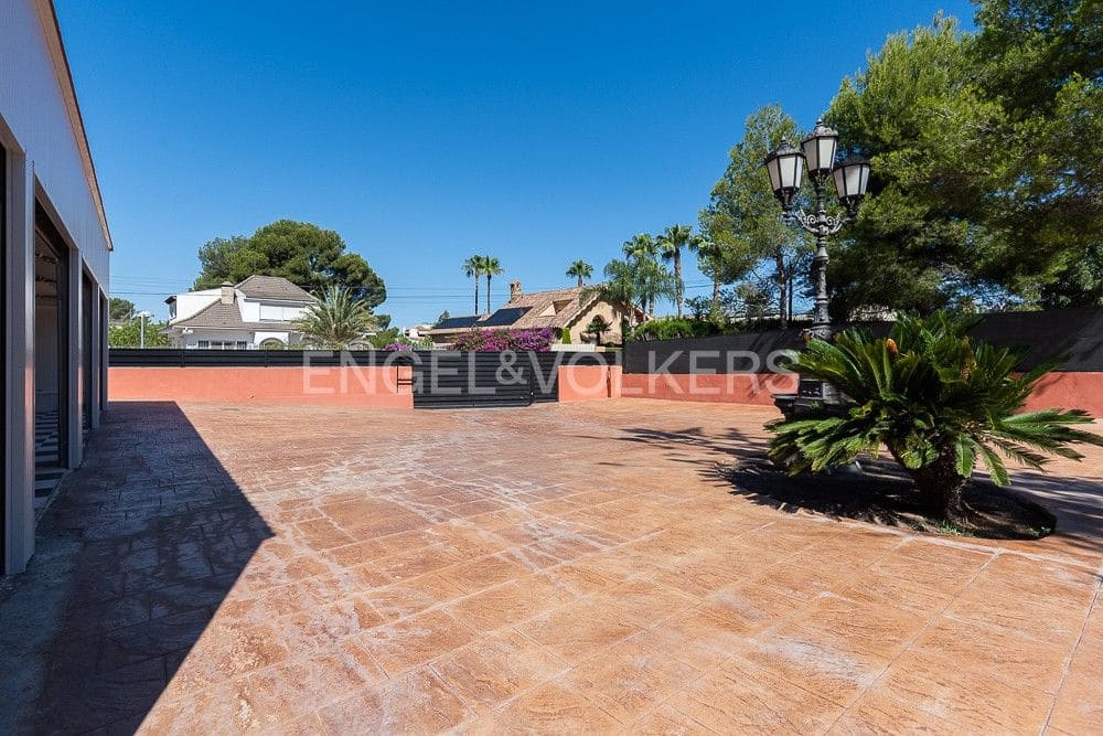 6 bedroom Villa for sale in Paterna with pool garage - € 1,290,000 (Ref: 9080448)