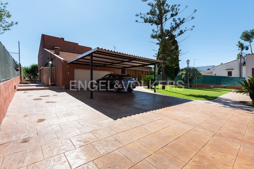 6 bedroom Villa for sale in Paterna with pool garage - € 1,290,000 (Ref: 9080448)