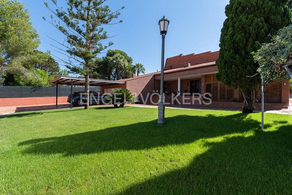6 bedroom Villa for sale in Paterna with pool garage - € 1,290,000 (Ref: 9080448)