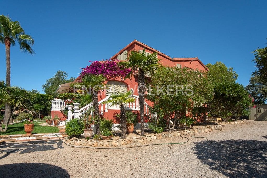 4 bedroom Villa for sale in Calig with pool garage - € 550,000 (Ref: 9080451)
