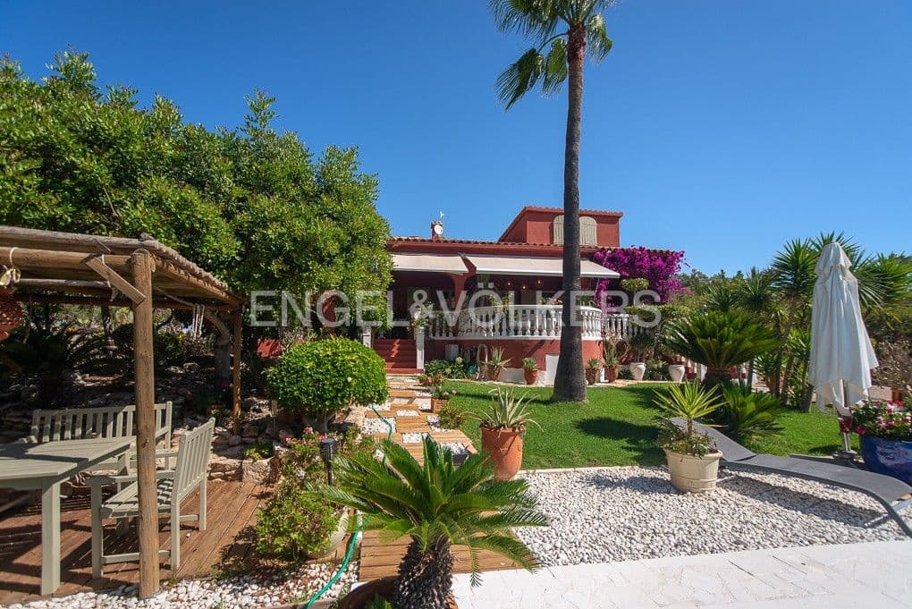 4 bedroom Villa for sale in Calig with pool garage - € 550,000 (Ref: 9080451)