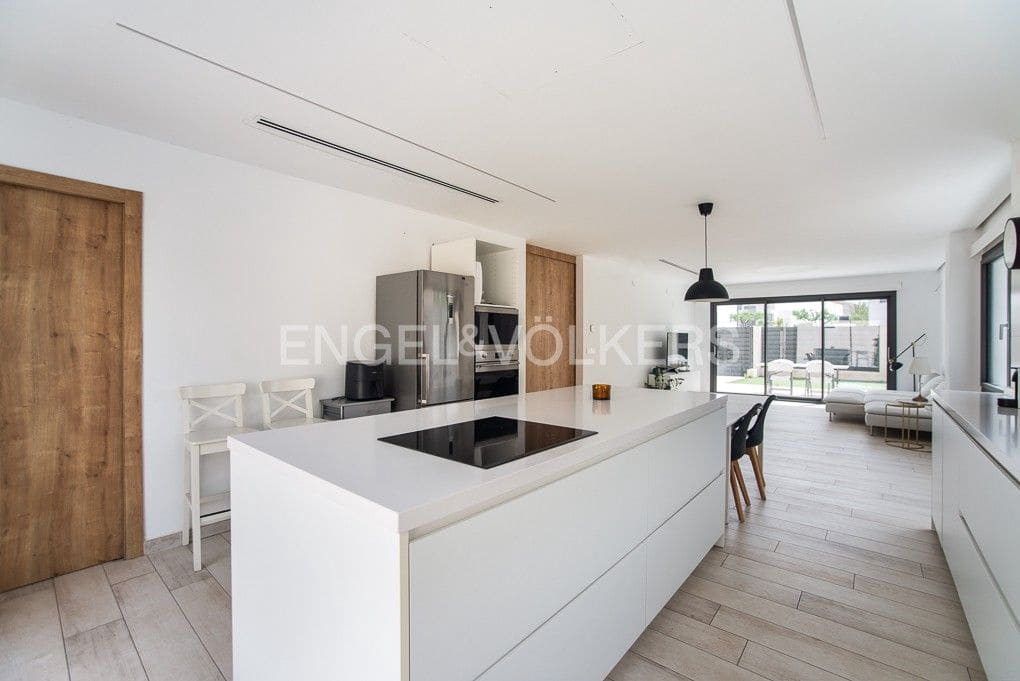 Villa for sale in Castello de la Plana with garage - € 875,000 (Ref: 9080452)