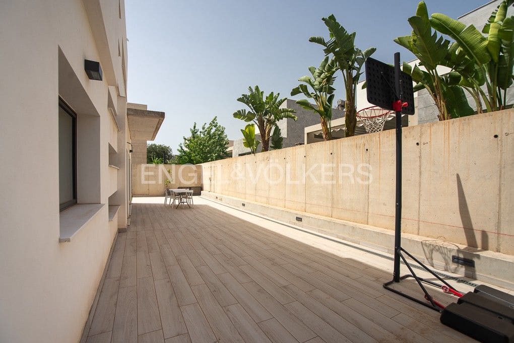 Villa for sale in Castello de la Plana with garage - € 875,000 (Ref: 9080452)
