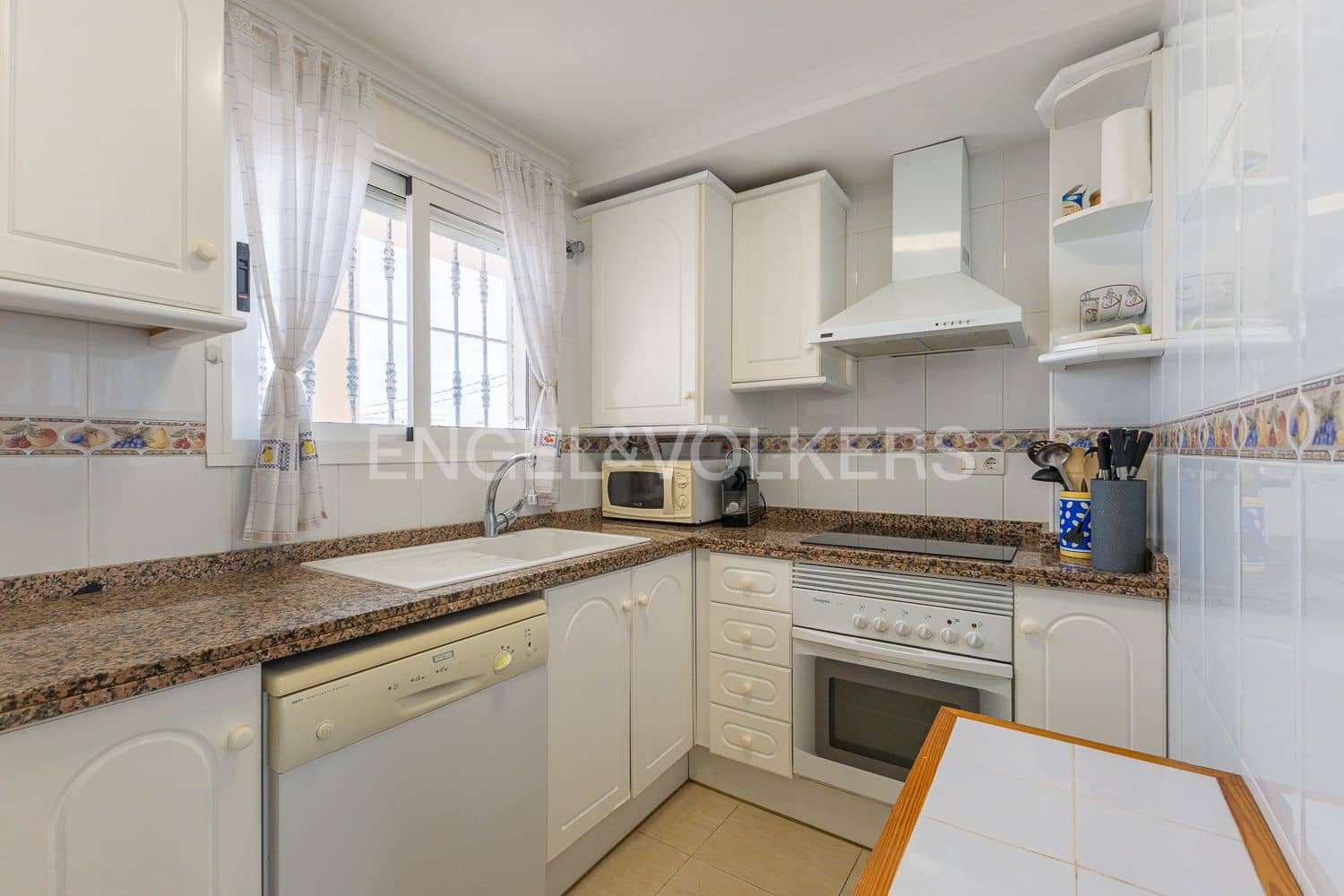 2 bedroom Apartment for rent in Denia with pool garage - € 2,000 (Ref: 9080488)