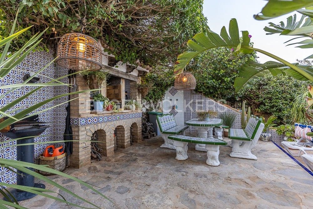 4 bedroom Villa for sale in Denia with pool garage - € 726,500 (Ref: 9080489)