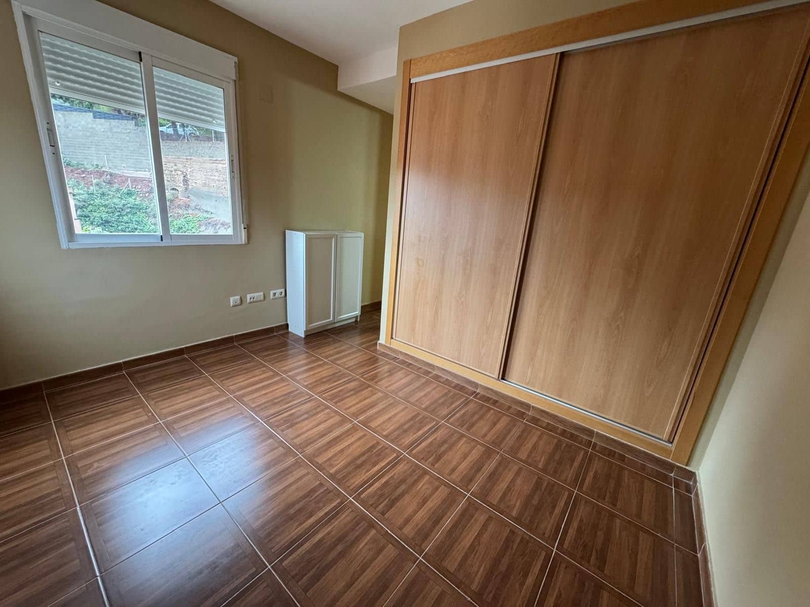 4 bedroom Townhouse for rent in Serra - € 1,200 (Ref: 9080545)