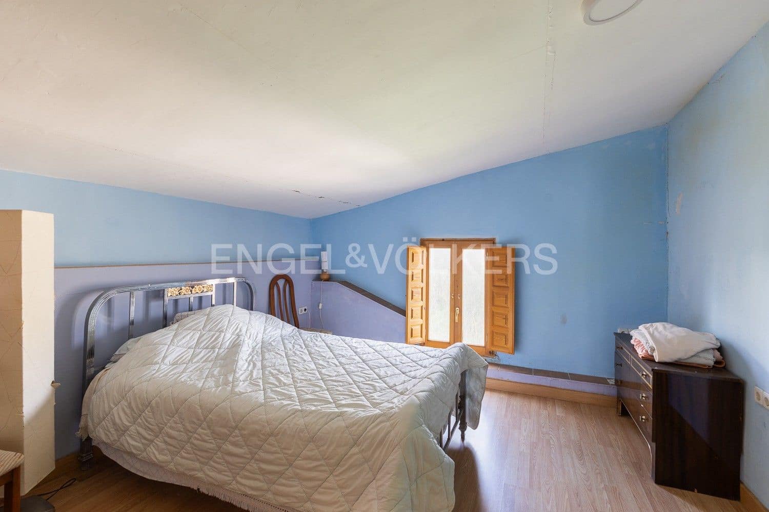 5 bedroom Villa for sale in Requena with garage - € 450,000 (Ref: 9080639)