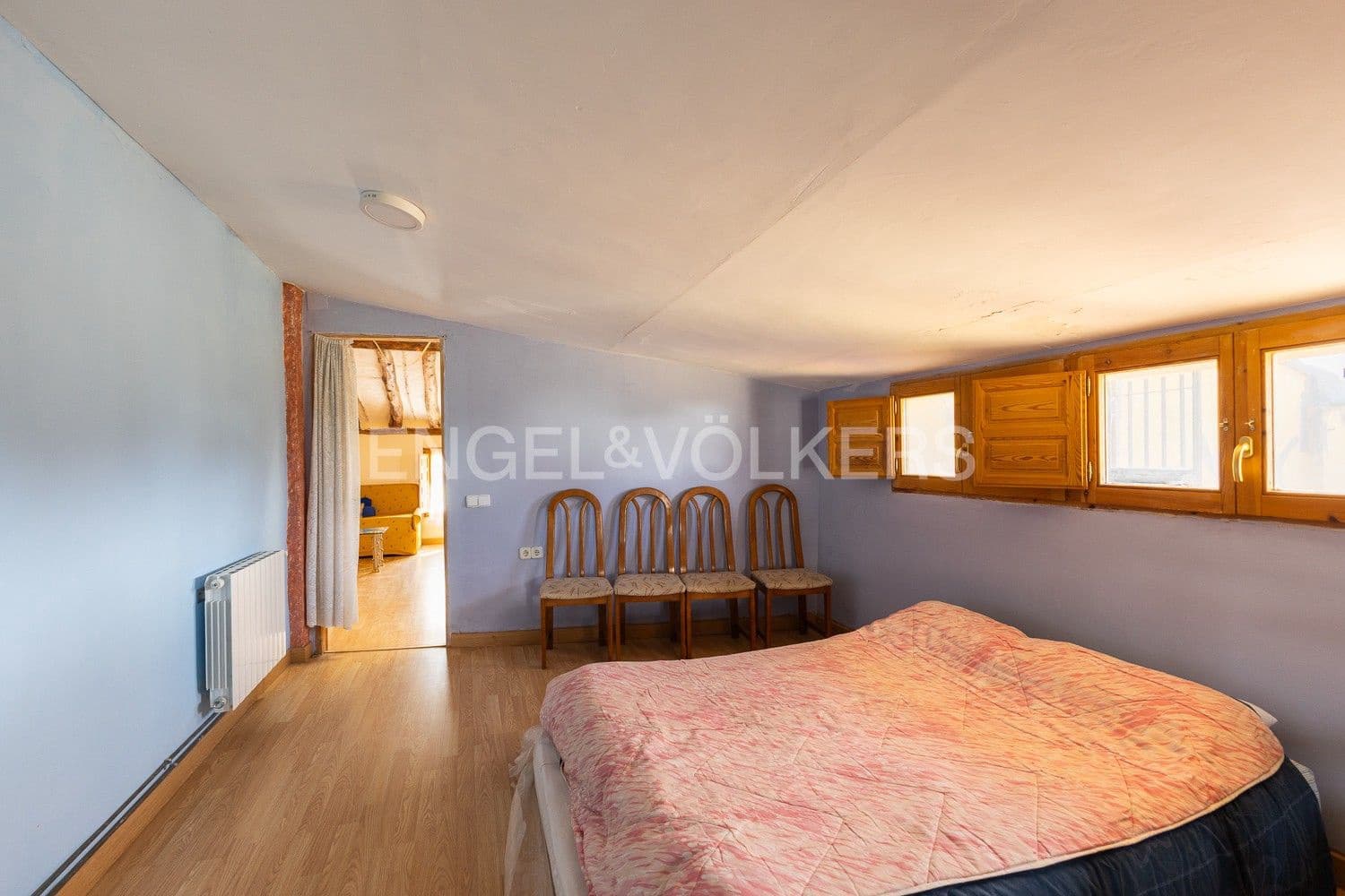 5 bedroom Villa for sale in Requena with garage - € 450,000 (Ref: 9080639)