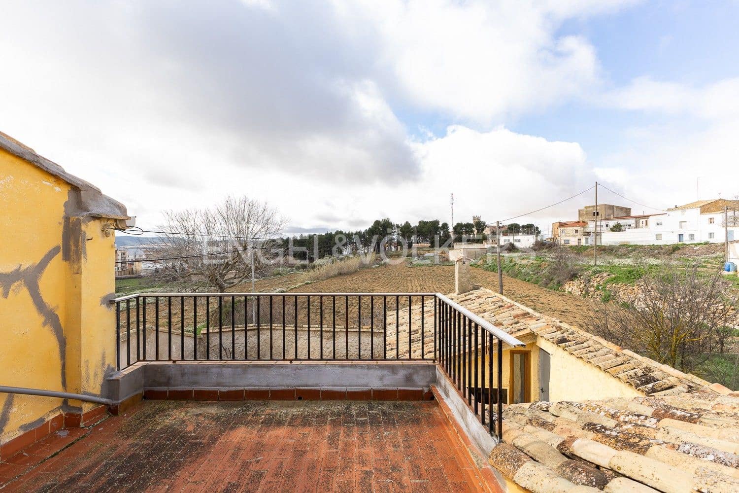 5 bedroom Villa for sale in Requena with garage - € 450,000 (Ref: 9080639)