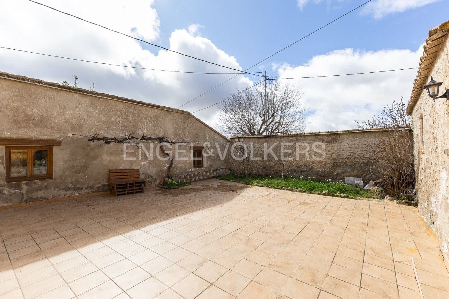 5 bedroom Villa for sale in Requena with garage - € 450,000 (Ref: 9080639)