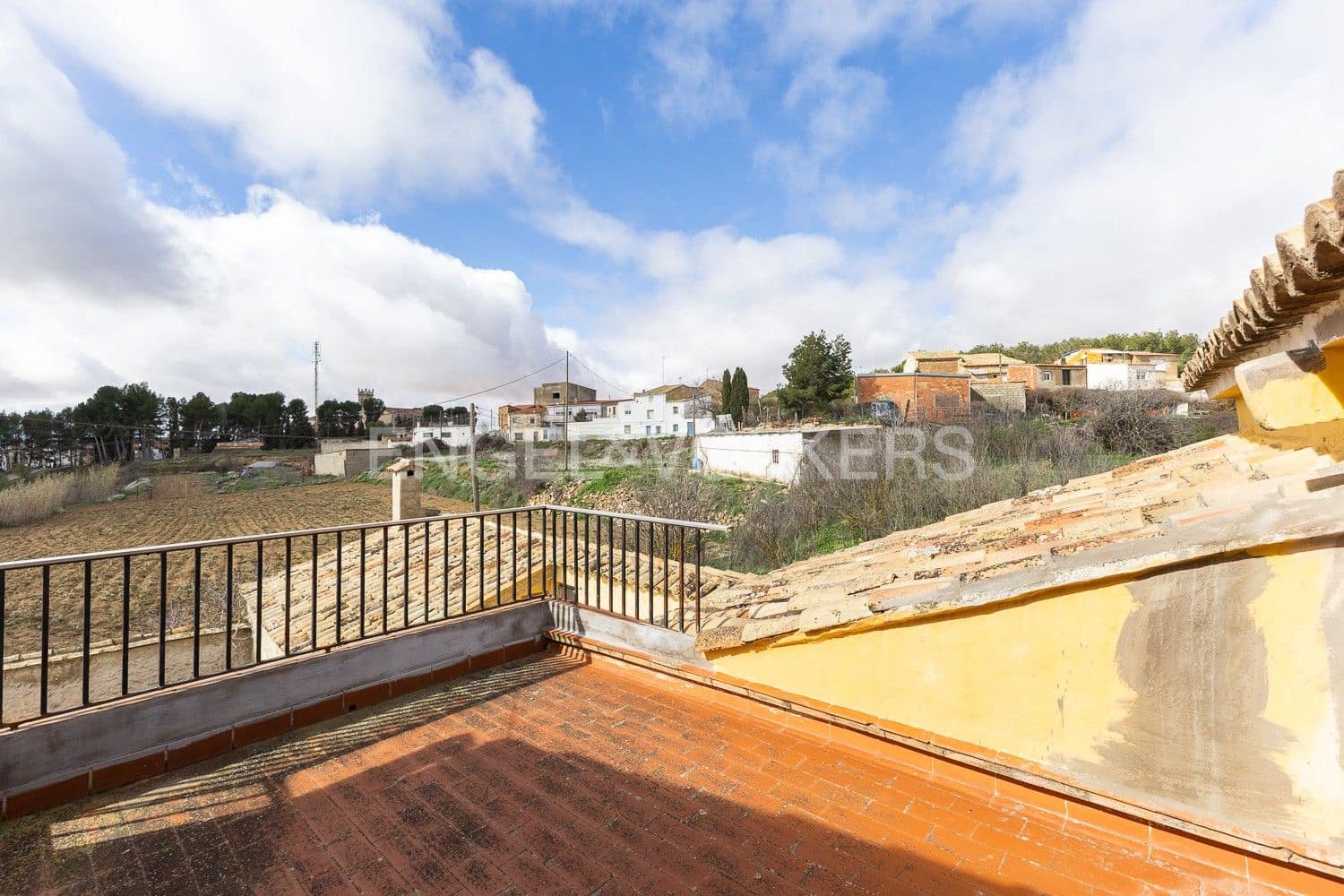 5 bedroom Villa for sale in Requena with garage - € 450,000 (Ref: 9080639)