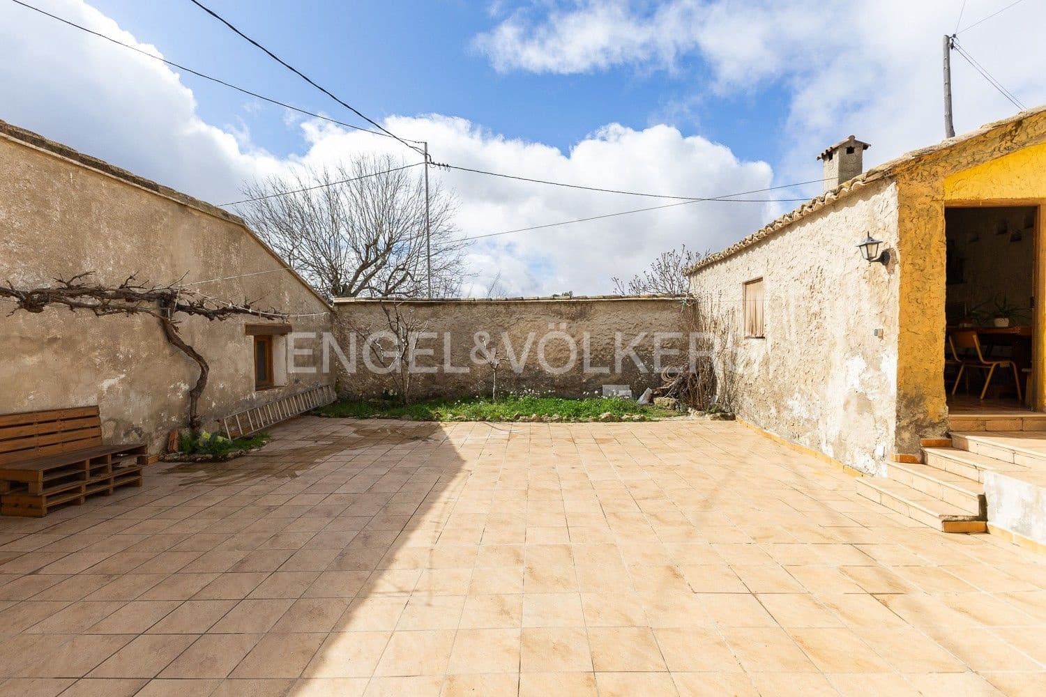 5 bedroom Villa for sale in Requena with garage - € 450,000 (Ref: 9080639)