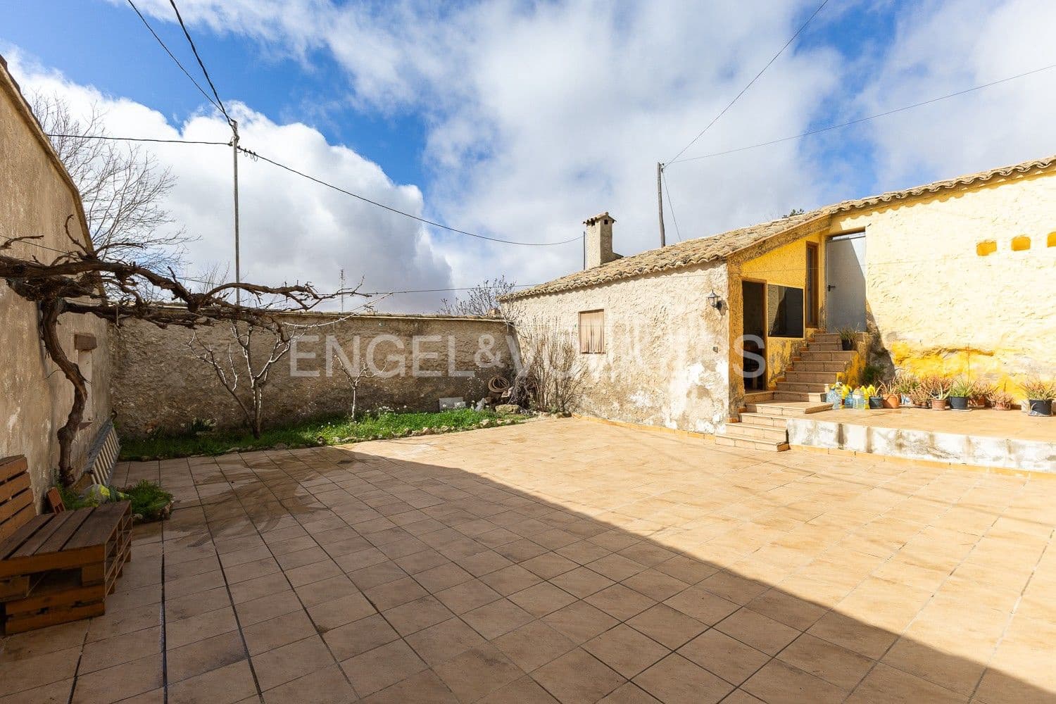5 bedroom Villa for sale in Requena with garage - € 450,000 (Ref: 9080639)