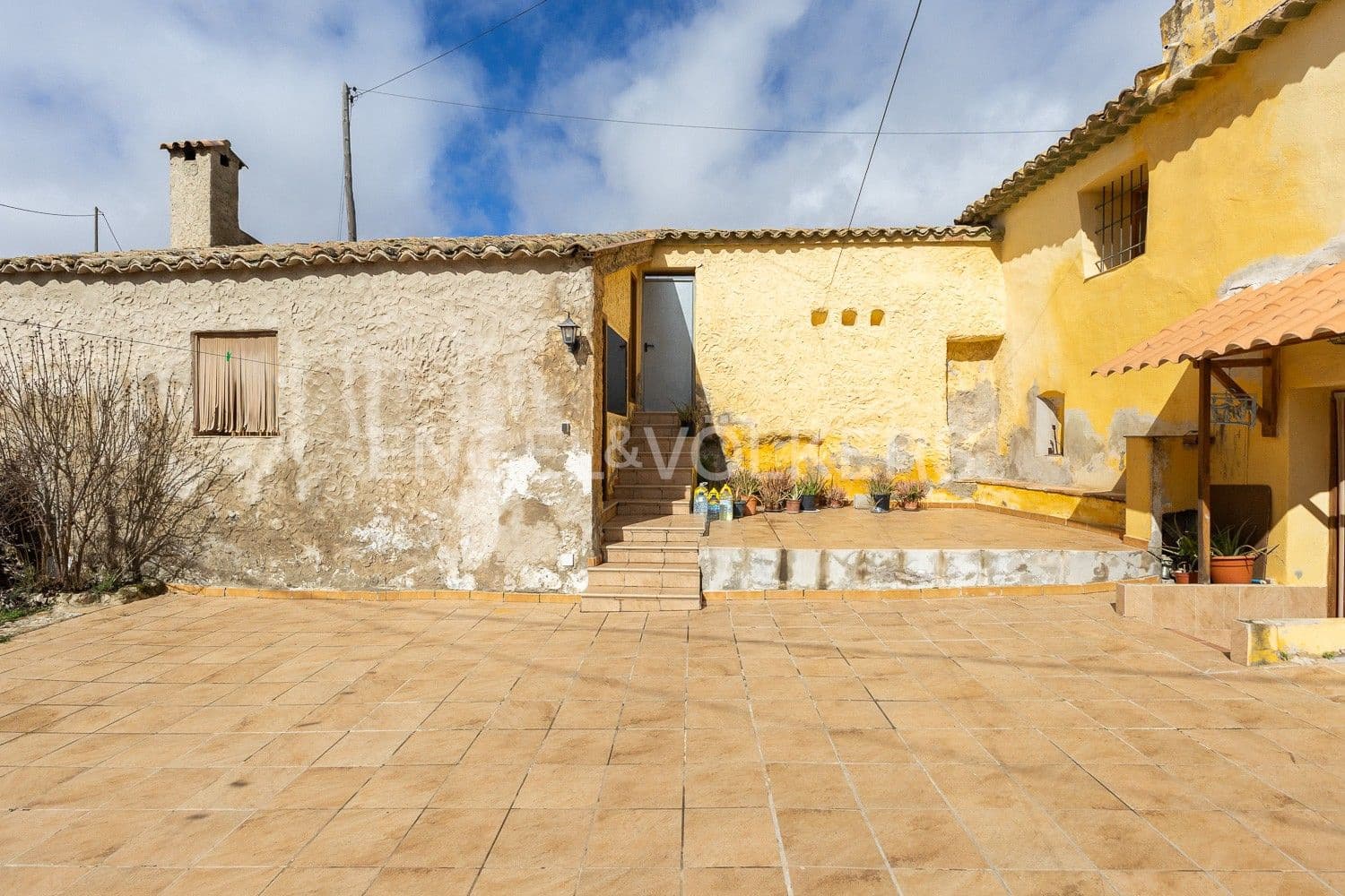 5 bedroom Villa for sale in Requena with garage - € 450,000 (Ref: 9080639)