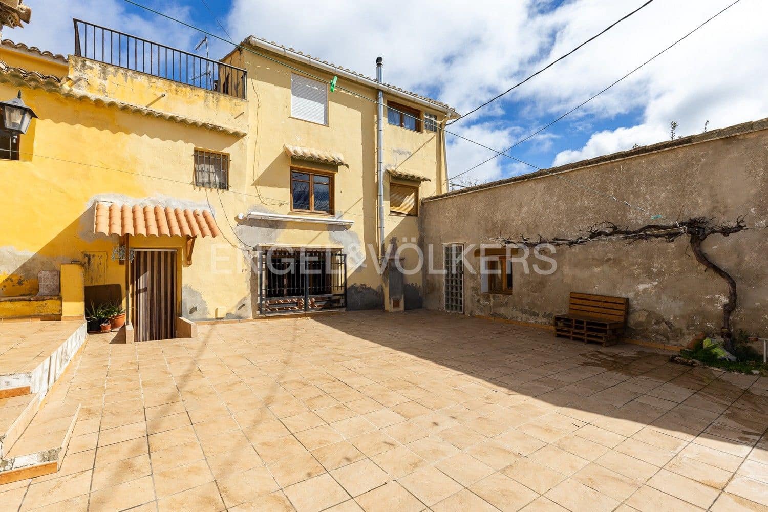 5 bedroom Villa for sale in Requena with garage - € 450,000 (Ref: 9080639)