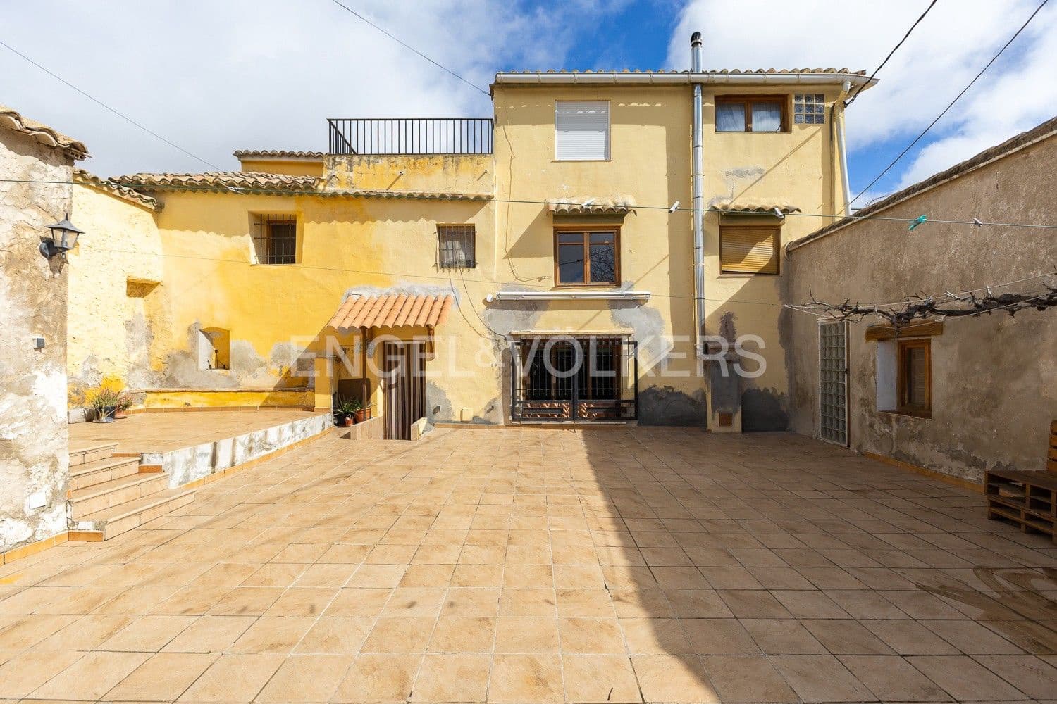 5 bedroom Villa for sale in Requena with garage - € 450,000 (Ref: 9080639)