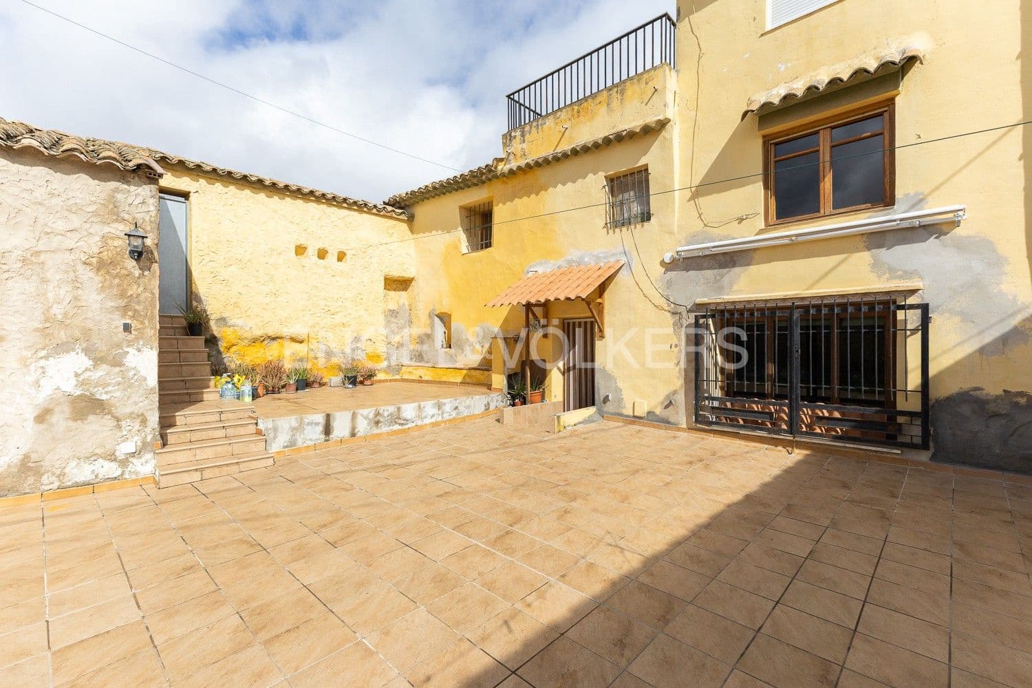 5 bedroom Villa for sale in Requena with garage - € 450,000 (Ref: 9080639)