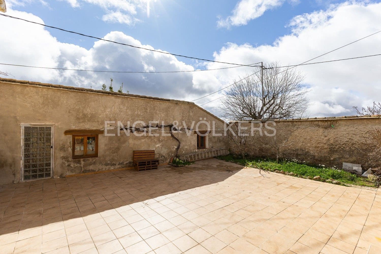 5 bedroom Villa for sale in Requena with garage - € 450,000 (Ref: 9080639)