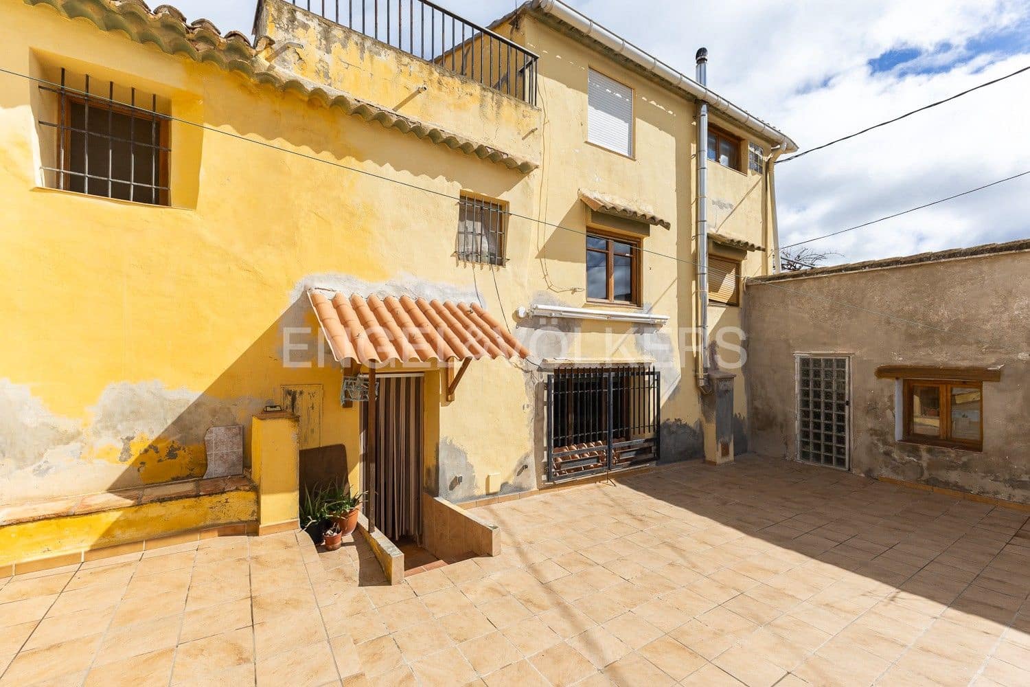5 bedroom Villa for sale in Requena with garage - € 450,000 (Ref: 9080639)