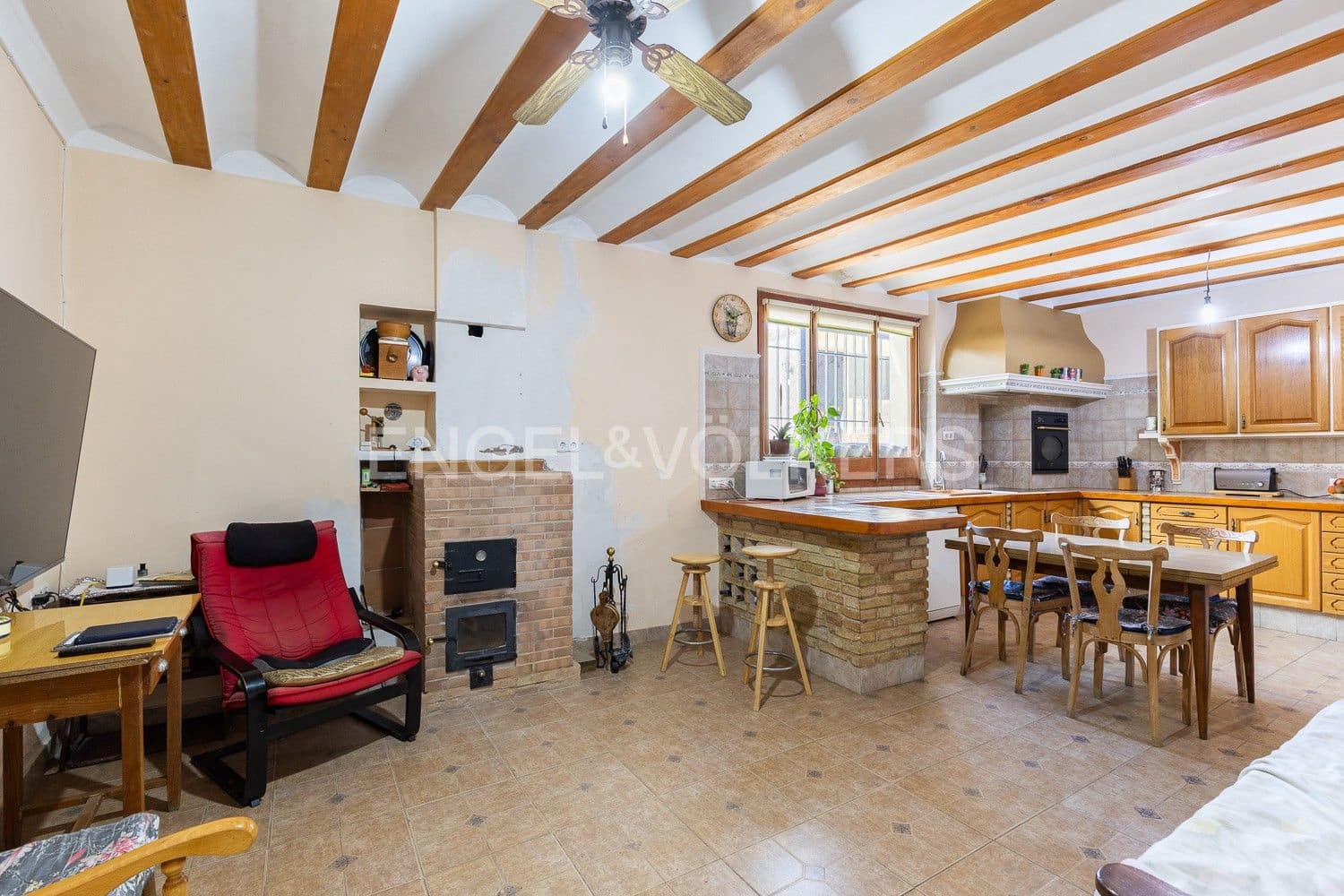 5 bedroom Villa for sale in Requena with garage - € 450,000 (Ref: 9080639)