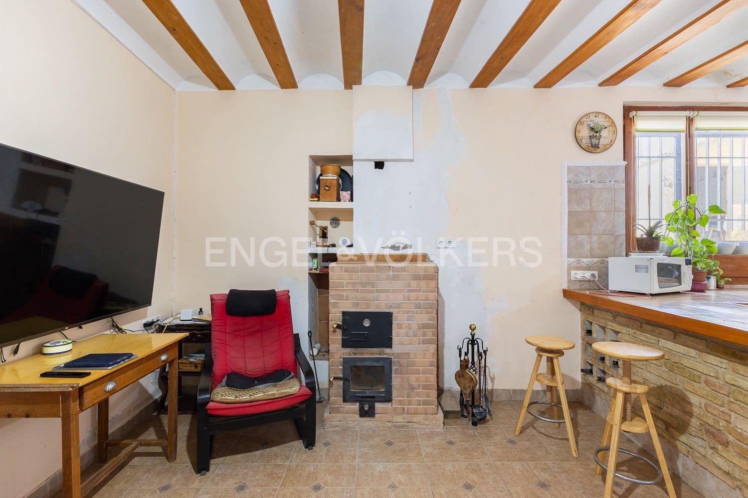 5 bedroom Villa for sale in Requena with garage - € 450,000 (Ref: 9080639)