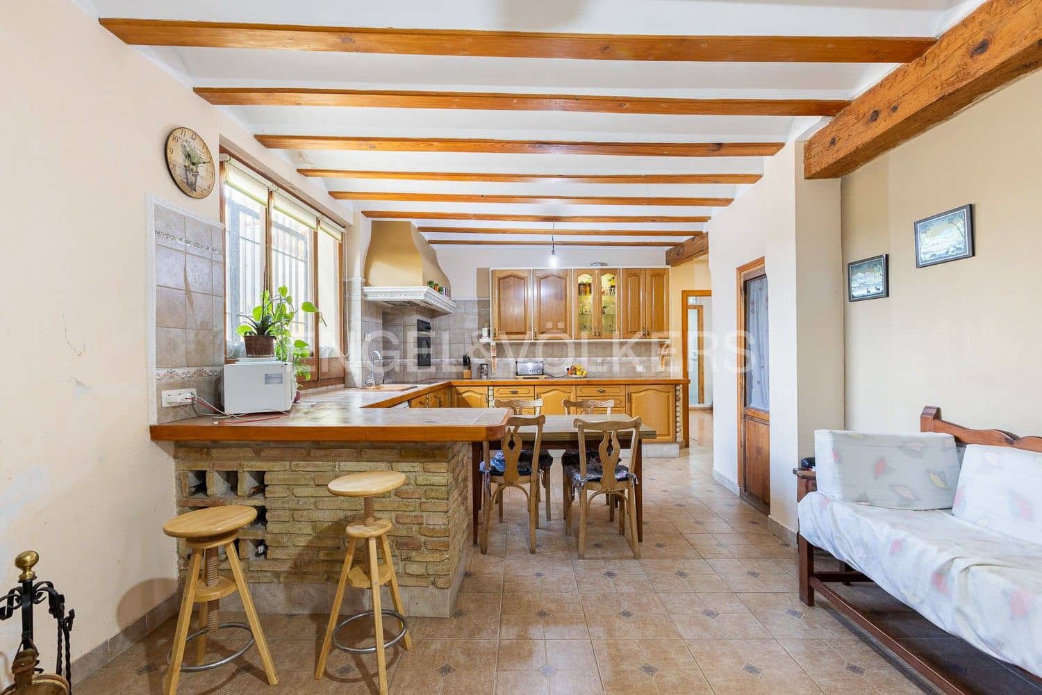 5 bedroom Villa for sale in Requena with garage - € 450,000 (Ref: 9080639)