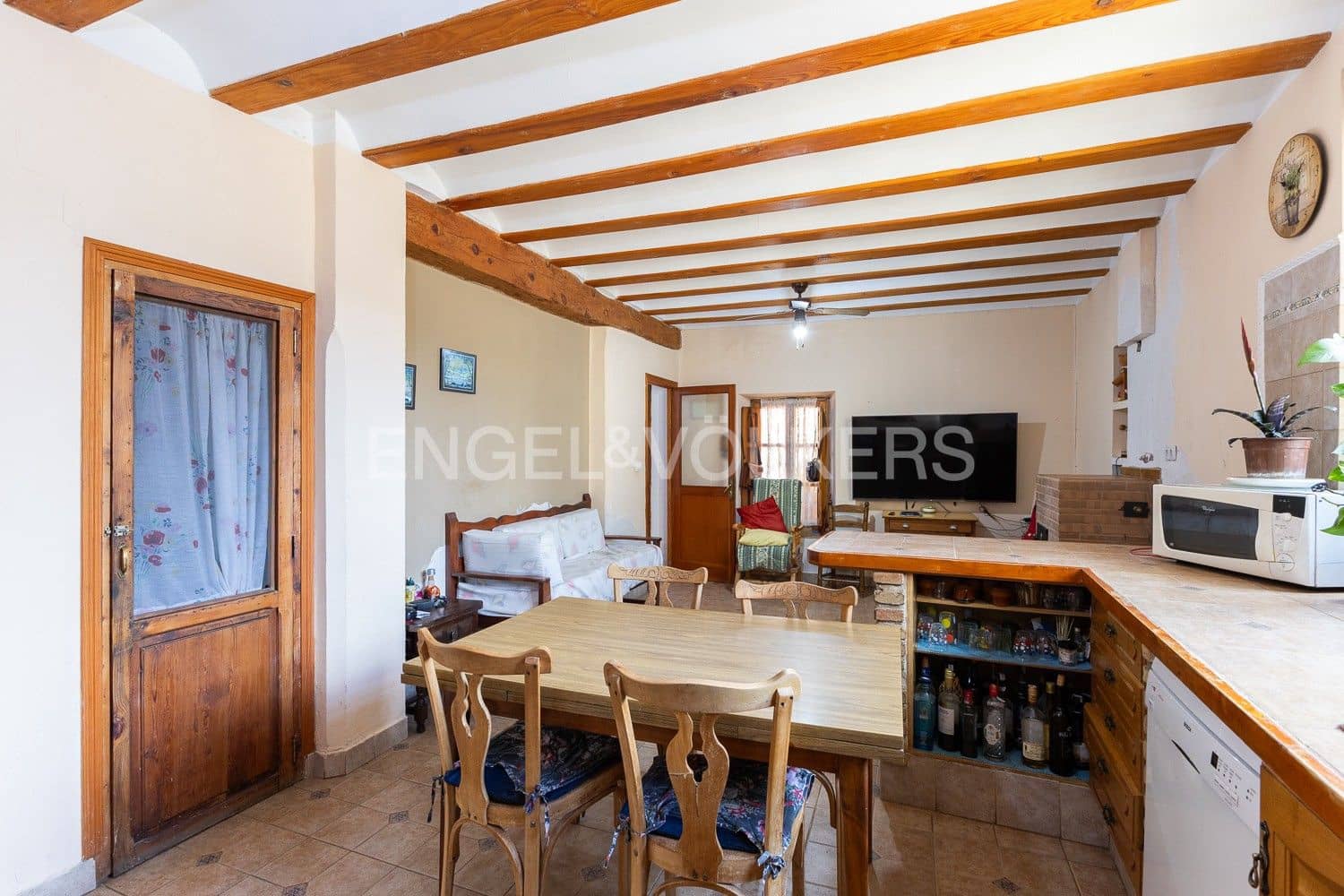 5 bedroom Villa for sale in Requena with garage - € 450,000 (Ref: 9080639)