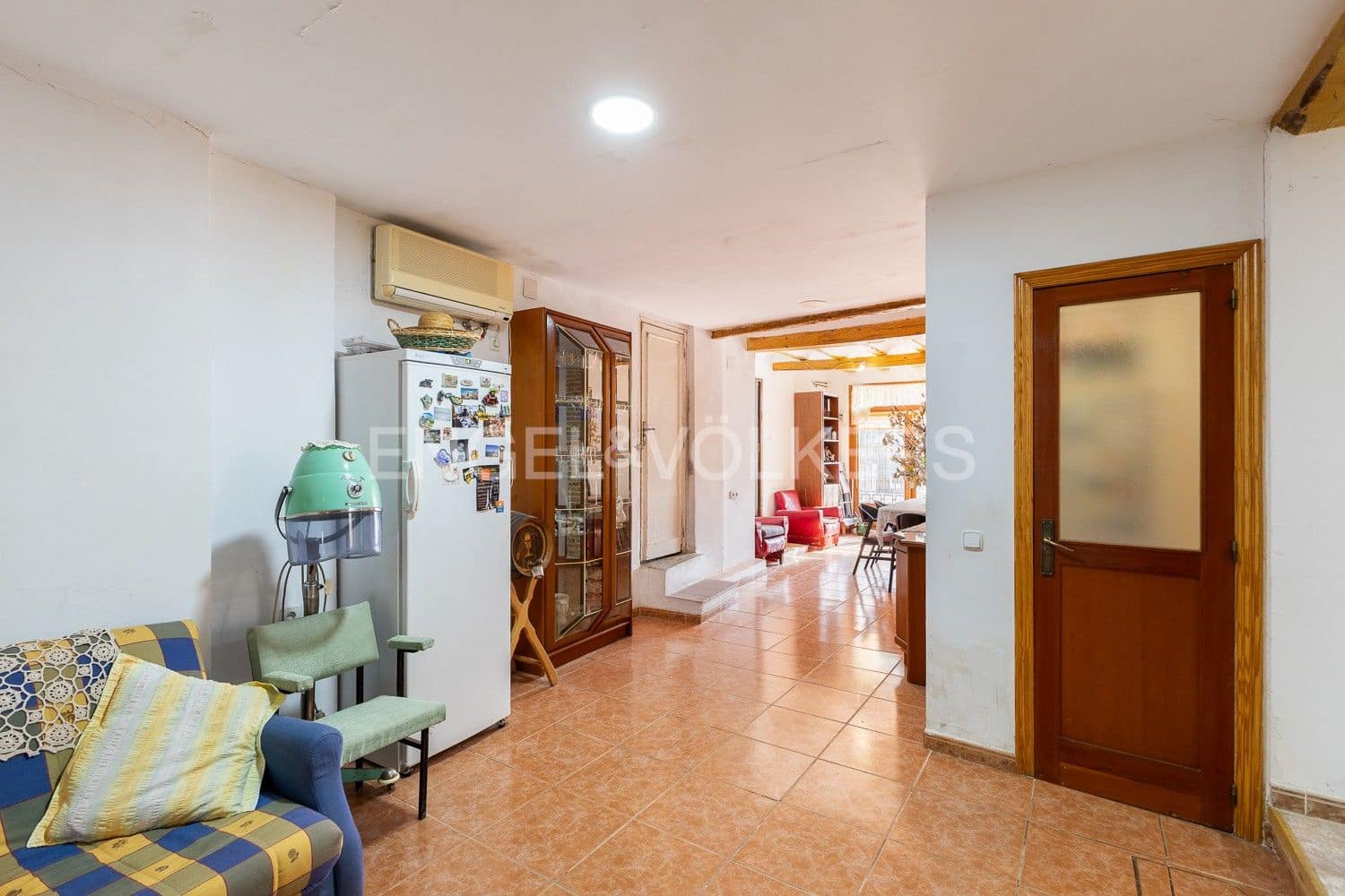 5 bedroom Villa for sale in Requena with garage - € 450,000 (Ref: 9080639)