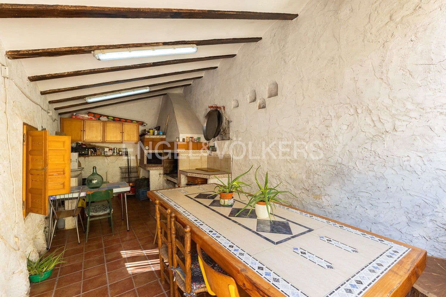 5 bedroom Villa for sale in Requena with garage - € 450,000 (Ref: 9080639)