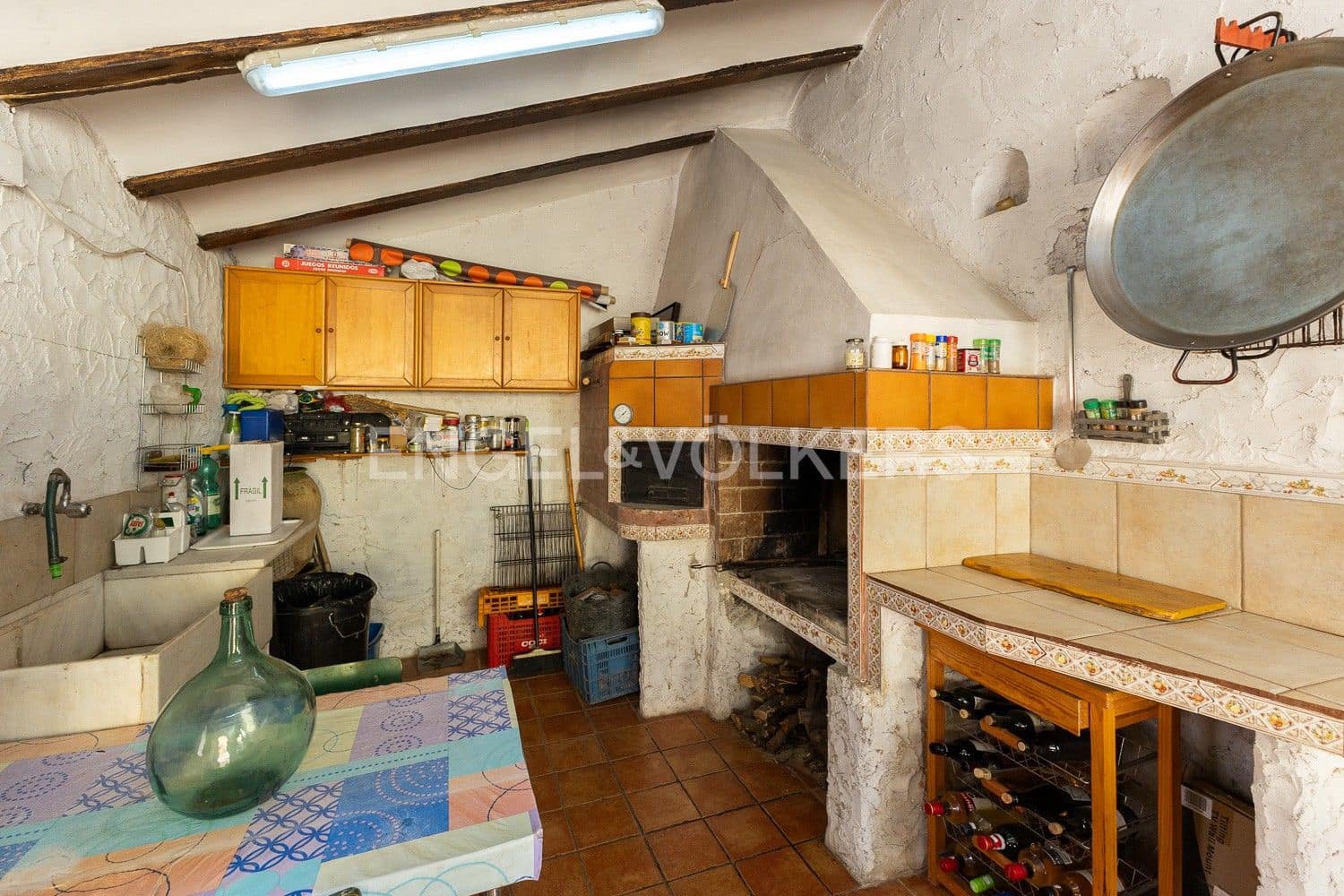 5 bedroom Villa for sale in Requena with garage - € 450,000 (Ref: 9080639)