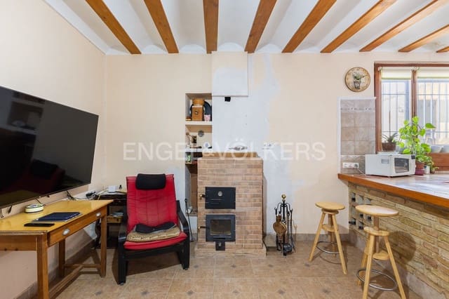5 bedroom Villa for sale in Requena with garage - € 450,000 (Ref: 9080639)