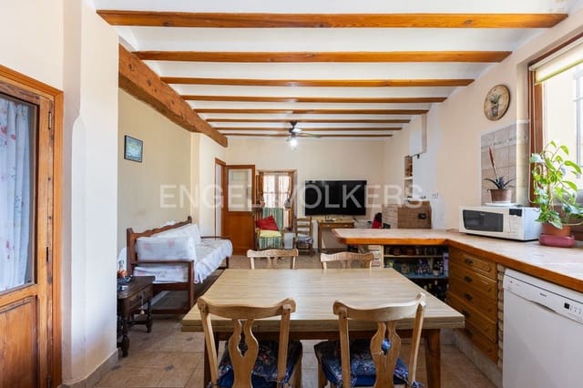 5 bedroom Villa for sale in Requena with garage - € 450,000 (Ref: 9080639)