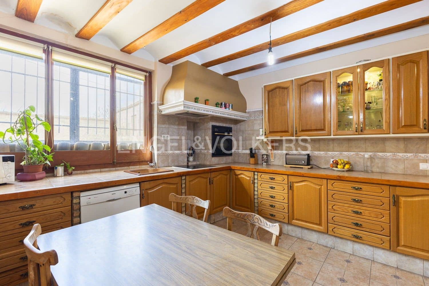 5 bedroom Villa for sale in Requena with garage - € 450,000 (Ref: 9080639)