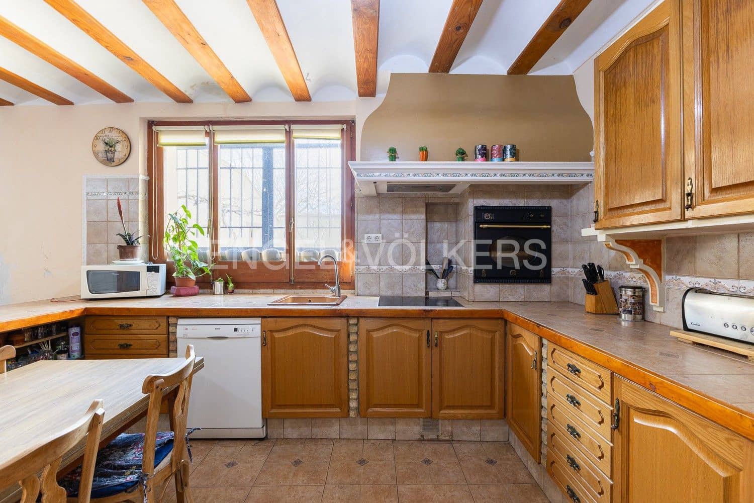 5 bedroom Villa for sale in Requena with garage - € 450,000 (Ref: 9080639)