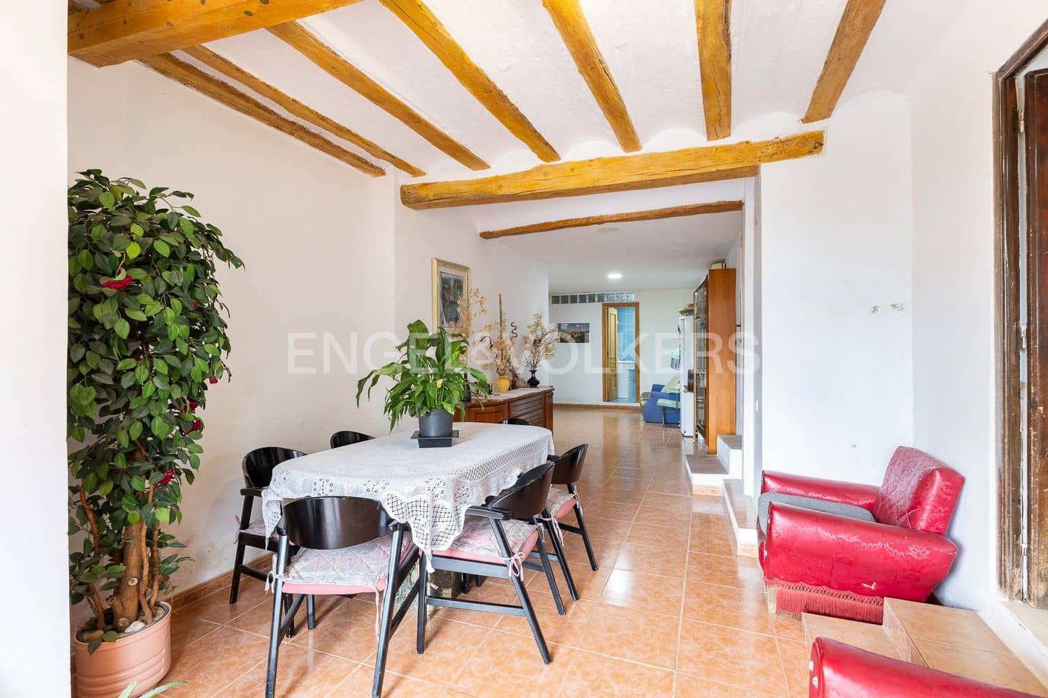 5 bedroom Villa for sale in Requena with garage - € 450,000 (Ref: 9080639)