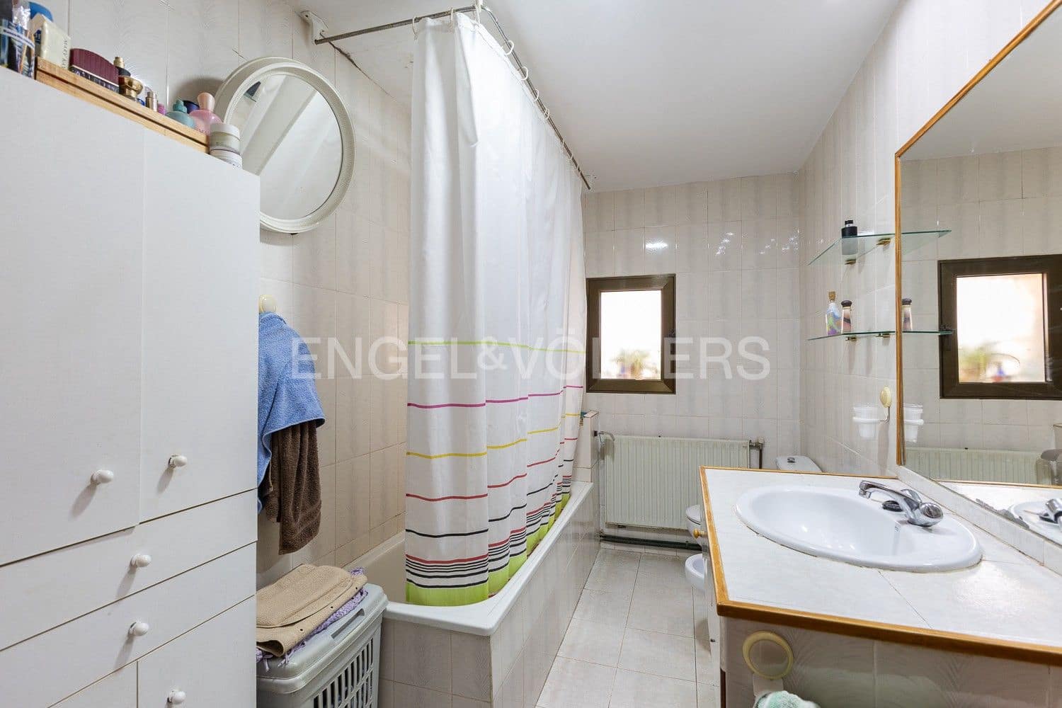5 bedroom Villa for sale in Requena with garage - € 450,000 (Ref: 9080639)