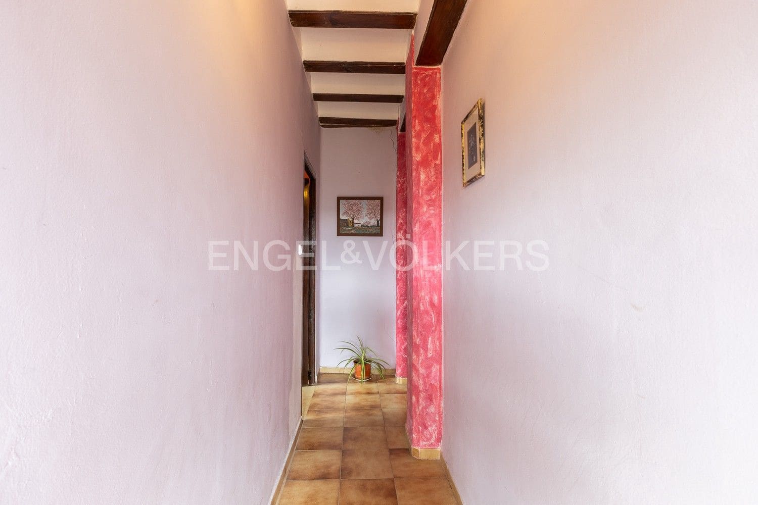5 bedroom Villa for sale in Requena with garage - € 450,000 (Ref: 9080639)
