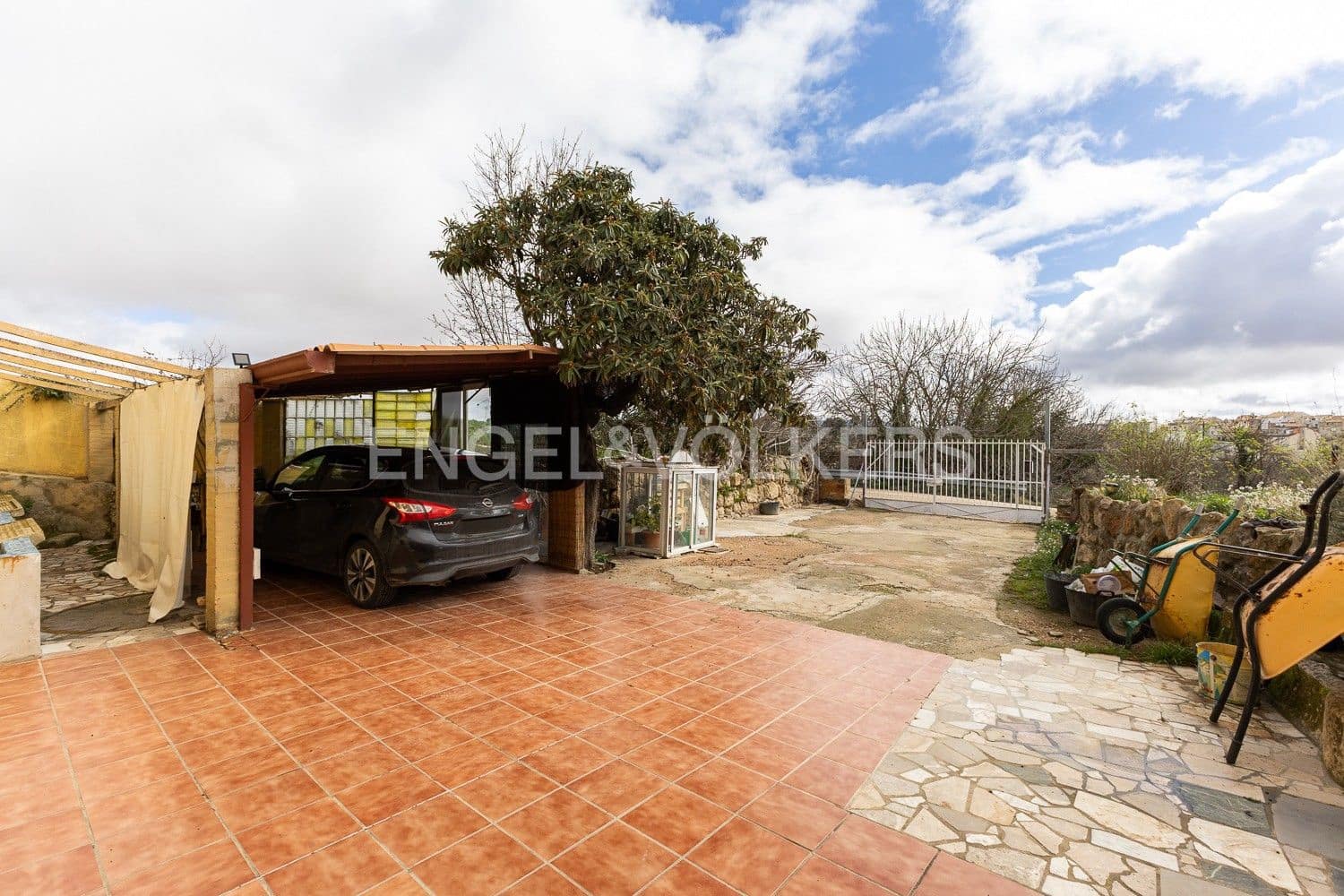 5 bedroom Villa for sale in Requena with garage - € 450,000 (Ref: 9080639)