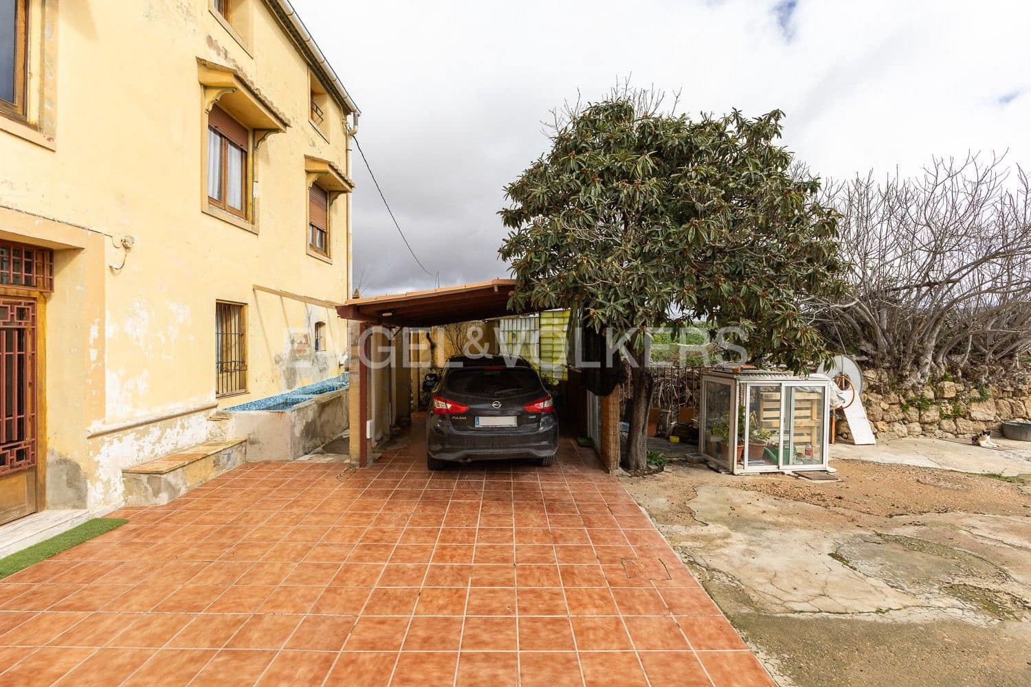 5 bedroom Villa for sale in Requena with garage - € 450,000 (Ref: 9080639)
