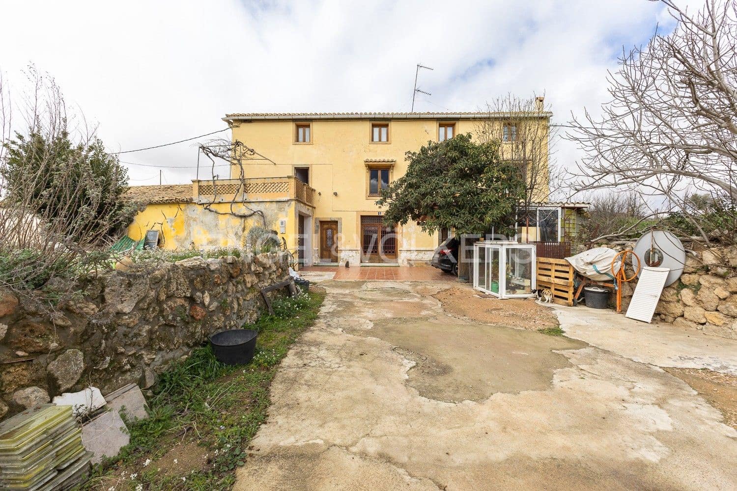 5 bedroom Villa for sale in Requena with garage - € 450,000 (Ref: 9080639)